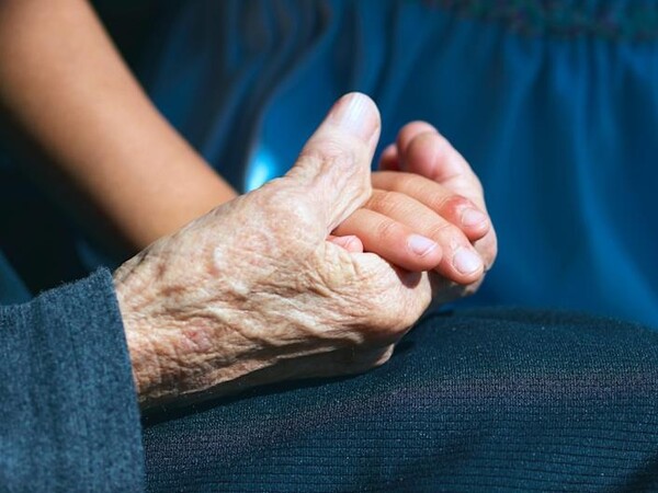                  53세 여성의 피부 세포를 23세 피부로 회춘하는 피부기술이 개발되었다.