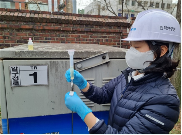 전력연구원에서 자체 개발한 고분자 열화진단키트 시제품을 활용하여 변압기의 열화진단을 수행하고 있는 모습.(사진=전력연구원)