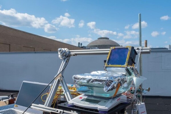 0cm × 10cm 태양열 담수화 장치는 부분적으로 흐린 조건에서 MIT의 옥상에서 테스트했을 때 4.5 시간 만에 바다물에서 72 mL의 식수를 생산했다. (사진= MIT)