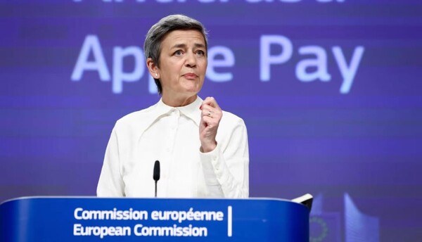 2022년 5월 2일, 유럽연합 집행위원회 부회장인 마그레테 베스타거가 Apple Pay에 관한 Apple의 관행에 대한 EU 반대에 대한 기자 회견에서 연설하고 있다. (사진=AFP)