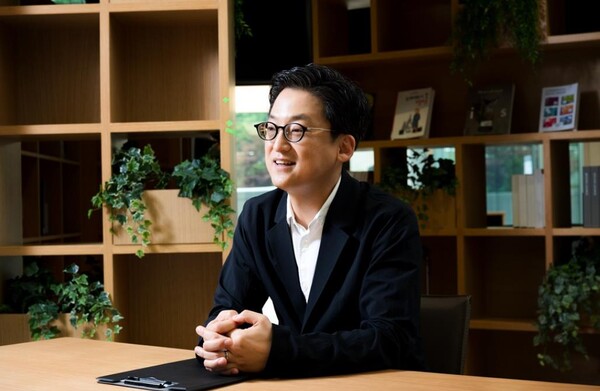 삼성리서치 차세대통신연구센터를 이끄는 최성현 센터장은 “통신은 사람과 사물이 물리적 공간과 가상 공간의 경계 없이 서로 유기적으로 연결돼 상호작용할 수 있는 인프라를 제공하는 기술”이라고 정의하며 “AI, 로봇 등이 보편화되는 스마트한 시대가 원활하게 구현되도록 기반이 되어주는 존재”라고 설명했다. 