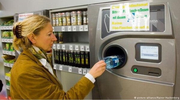 독일의 소비자가 슈퍼마켓에서 재활용품 보증금을 환불 받고 있는 모습.(사진=InfoMigrants)