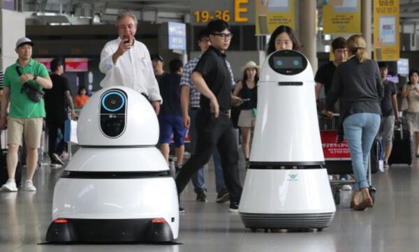 인천공항에 설치되어있는 안내 로봇.(사진=LG전자)