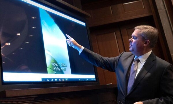 미국 하원 청문회에서 로널드 몰트리(Ronald Moultrie) 국방차관이 미군 조종사들이 보고한 미확인 공중 현상(UAP) 사례 140건 이상을 기록한 보고서를 설명하고 있다.(사진=AP)