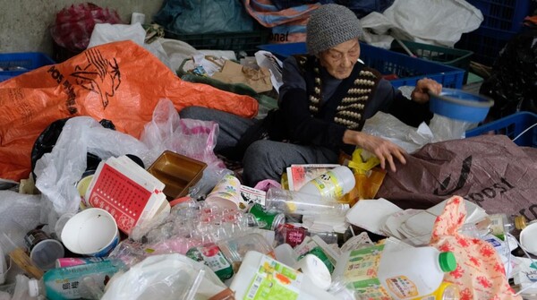 Tzu Chi 자원봉사자가 비닐 봉지를 분류하고 있습니다.(사진=The News Lens /Lillygol Sedaghat)
