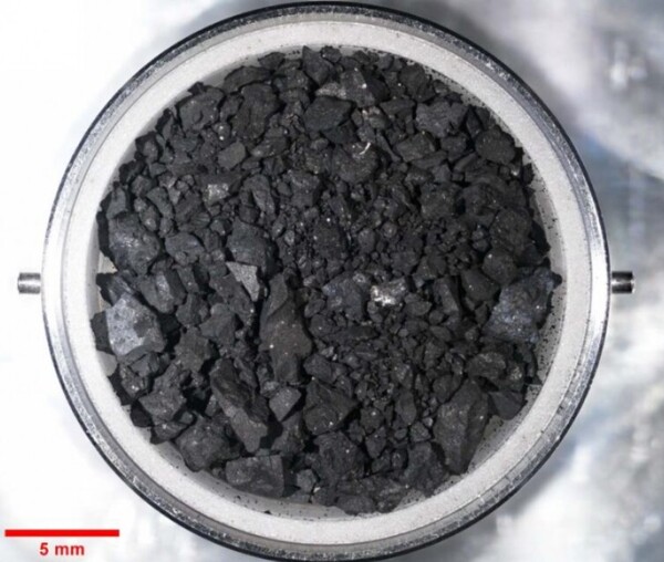 ‘하야부사 2’ 가 채취한 소행성 류구의 돌이나 모래 시료. 전 세계 8개 연구팀이 하야부사2가 채집한 류구의 토양 시료를 분석했다.(사진=네이처 천문학)