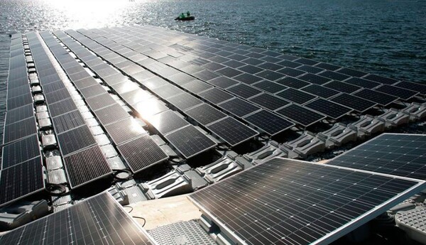 브라질 미나스제라이스( Minas Gerais )주 에 있는 Batalha 수력 발전소 저수지에 15헥타르의 수상 태양광 판넬 약 90,900개의 태양광 모듈로 발전소가 설치 되어있다.(사진=TRACTEBEL engie)