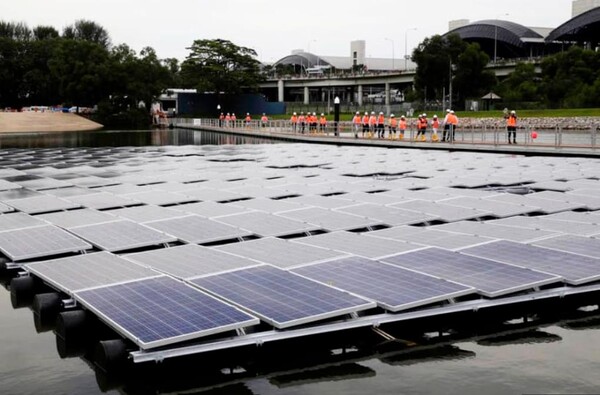 싱가포르 텡게 저수지에서 테스트 중인 떠다니는 태양광 시스템.(사진=싱가포르 today)