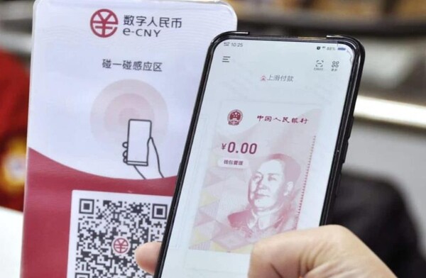 2021년 5월 2일 중국 상하이에서 열린 "5월 5일 쇼핑 축제" 동안 한 시민이 디지털 위안화로 결제하고있다. (사진=CFP)