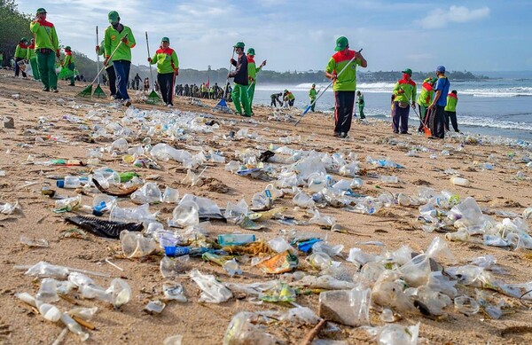 인도네시아 휴양지인 발리섬에 노출된 플라스틱.(사진=Jakarta Post)