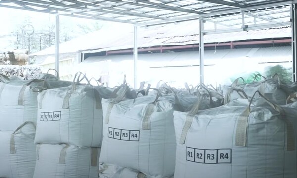 인도네시아 스타트업 기업인 BantuBumi가 플라스틱을 수거,파쇄한 제품을 선별해놓은 원재품.(사진= BantuBumi) 