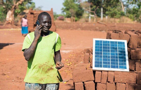 태양 전지판이 휴대폰 배터리를 충전하고 있는 모습(사진=Jörg Böthling/GIZ)