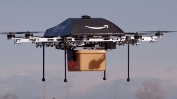 아마존의 최신 배송 드론에는 6개의 로터와 보호용 외부 프레임으로 올해말까지 드론배송을 실시예정이다.(사진=아마존)