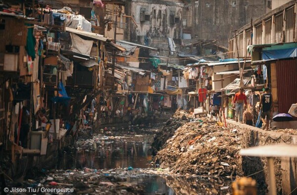 그린피스를 비롯한 400여 개의 글로벌 단체들은 ‘글로벌 리필데이’를 맞아 전 세계 5대 플라스틱 오염 기업, 코카콜라, 펩시, 네슬레, 유니레버 그리고 P&G 그룹에 대해, 기업이 이제는 플라스틱 생산량 감축을 위해  투명하고 의욕적이며 책임감 있는 재사용 및 리필 시스템을 구축할 것을 요청했다. (사진=그린피스)