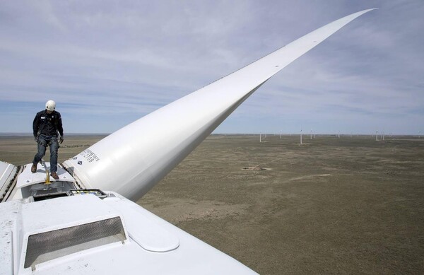 GE 기술자가 Colorado Highlands 풍력 발전 단지에서 터빈 위를 걷고 있다. (사진=매튜 스타버/블룸버그)