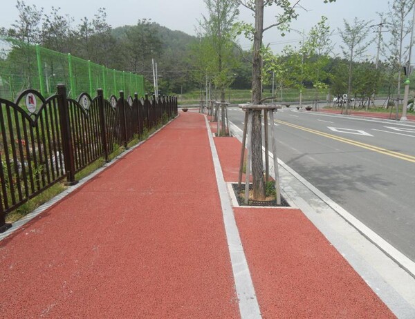 요즘들어 국내에서도 자전거 및  일반보도 등이  친환경 폴리머 콘크리트로  시공되고 있는 모습. (사진=ccp건설 홈페이지)