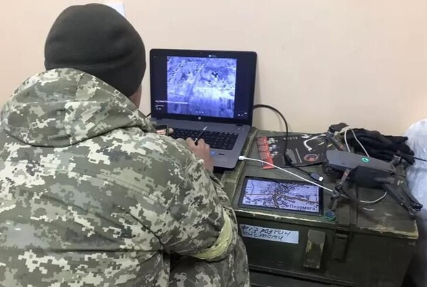 우크라이나 군인이 민간통신사와 스타링크로 연결된 인터넷으로 화면을 보면서 러시아군에게 폭탄을 투하할 드론을 조종하고 있다.(tkwls=우크라이나군)