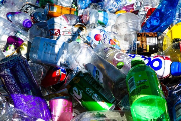 캘리포니아는 미국에서 가장 엄격한 플라스틱 줄이기 규칙을 제정했다.(사진= 닉 퓨잉스/@jannerboy62/Unsplash.com)