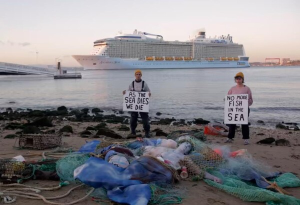 유엔해양회의 개막을 앞두고 리스본의 테레이로 도 파코에서 해양환경단체인 오션 리벨리온(Ocean Rebellion) 활동가들이 시위를 벌이고 있다. "바다가 죽으면 우리도 죽는다(AS THE SEA DIES WE DIE)", "더이상 바다에 물고기가 없다(NO MORE FISH IN THE SEA)"라고 적힌 팻말을 들고 있다. (사진=AP/아나 브리지다)