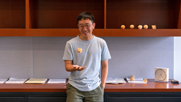 프린스턴 대학교 사무실에서 허준. (사진=Quanta Magazine의 Caroline Gutman)