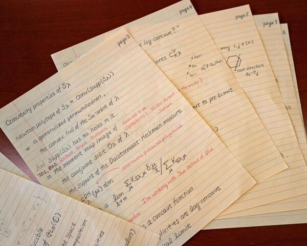 최근 강의에서 혀교수의 메모.(사진=Quanta Magazine의 Caroline Gutman)