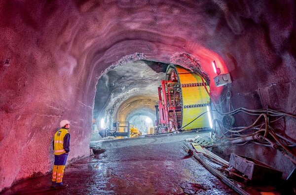  알프스를 관통하는 17km가 넘는 터널공사. (사진: 낭 드 랑스발전소 홈페이지)