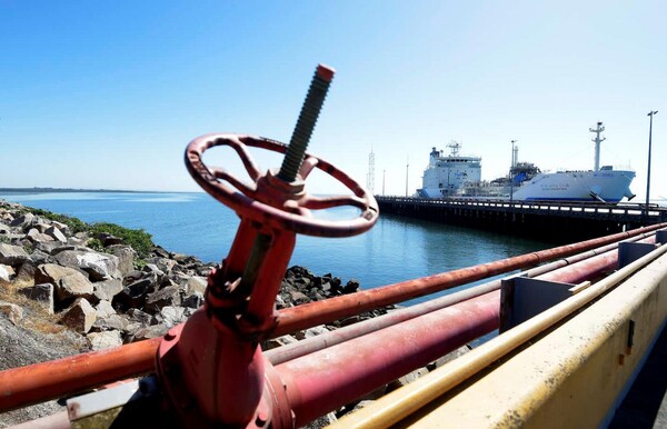 2022년1월 최초의 액체수소 선적을 위해 호주빅토리아 헤이스팅스 항구에 정박된 Suiso Frontier 액체수소운반선. (사진=블룸버그)