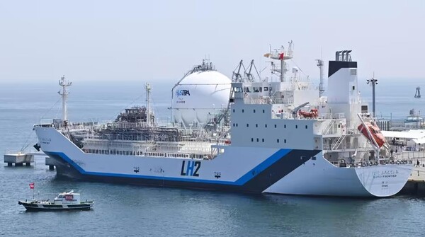 수이소프론티어는 세계 최초의 액화수소운반선이다. 건조는 2020년에 완료되었으며 Kawasaki Heavy Industries이 설계 및 건조되었다.(사진=가와사키중공업)