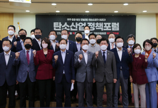 행사의 공동주최를 맡은 구자근의원(국민의힘, 경북 구미시갑)은 “윤석열 정부와 국민의힘은 앞으로 지자체와 민간기업과의 협업을 통해 탄소산업 진흥에 앞서고, 대한민국의 우주산업과 기술 인프라 구축을 위한 전문인력 유치에도 나서야 한다”고 강조했다.