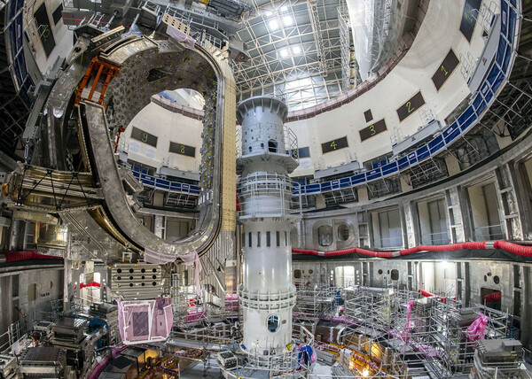 5월에 엔지니어들은 ITER의 원자로 용기를 조립하기 시작했다. 첫 번째 삼중수소 연소는 2035년으로 예정되어 있다.(사진= ITER ORGANIZATION)