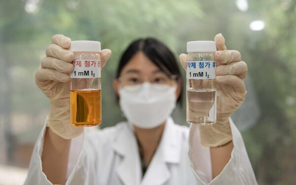 한국원자력연구원에서 방사성 요오드 핵종만 선택적으로 99.8% 이상 제거하는 흡착제를 개발했다. (왼쪽) 흡착제 첨가 전, (오른쪽) 흡착제 첨가 후(사진=한국원자력연구원)
