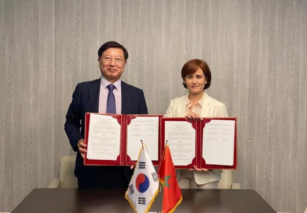 한국에너지기술연구원은 지난 22일 모로코 재생에너지 연구기관인 IRESEN을 방문해 아프리카 지역의 마이크로그리드 보급을 위한 업무협약을 체결했다.(사진=한국에너지기술연구원)