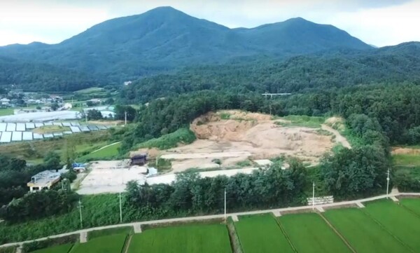 경북 의성 쓰레기산에 쌓여 있는 폐기물을 분류하고, 그중 가연성 폐기물, 즉 폐비닐과 폐플라스틱 등의 폐합성수지를 순환자원으로 활용 했다.(사진=sampyo 블로그) 