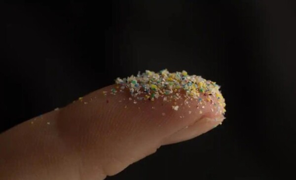 네덜란드의 연구팀은 ‘분광측정법’을 사용하여 혈액에 흡수된 플라스틱 입자를 처음으로 검출했다.  (사진: 데이비드 켈리)