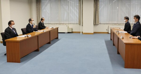 도쿄전력 HD의 고바야카와 토모아키 사장(우측)에 후쿠시마 제1원전의 처리수의 해양 방출 공사의 사전 양해를 전하는 후쿠시마현의 우치호리 마사오 지사(왼쪽에서 2명째). 좌측은 후타바쵸의 이자와 사로 쵸장, 왼쪽에서 3명째는 오쿠마쵸의 요시다 쵸장=후쿠시마현청에서 2022년 8월 2일 오후 5시, 와다 대전 촬영 (사진=일본 매일 신문 )