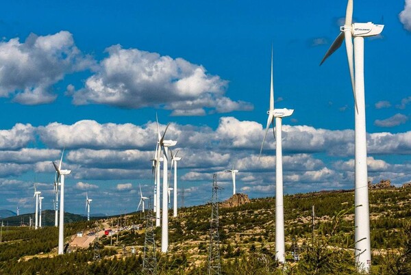 중국 내몽고에 설치되어있는 풍력발전기(사진=Beijing Shifang Jiandao Culture Media)