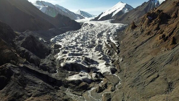 빙하에서 녹은 물이 중국 간쑤성 산맥을 통해 흐르고 있다. (사진=로이터)