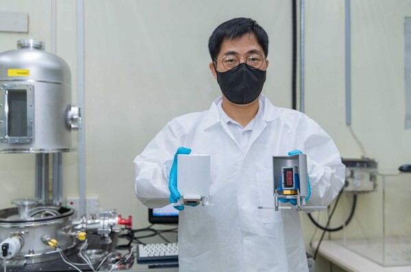 한국원자력연구원에서 개발한 동위원소전지 시제품(왼쪽)과 동위원소전지 모형(오른쪽)