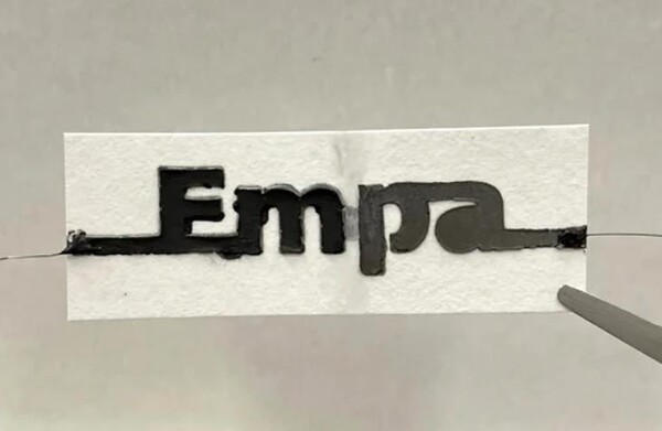 표준 단삼형 전지의 1.5 볼트에 대해 물을 몇 방울 늘려 활성화시키면, 이 종이 배터리는 1.2 볼트의 전압이 생성된다. (사진=Alexandre Poulin)