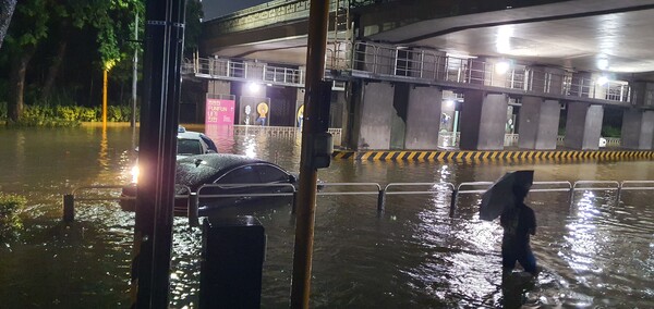 수도권에 115년 만의 기록적 폭우로, 완성차 업계가 침수피해차에 대한 서비스를 실시한다. (사진=디지털비즈온)
