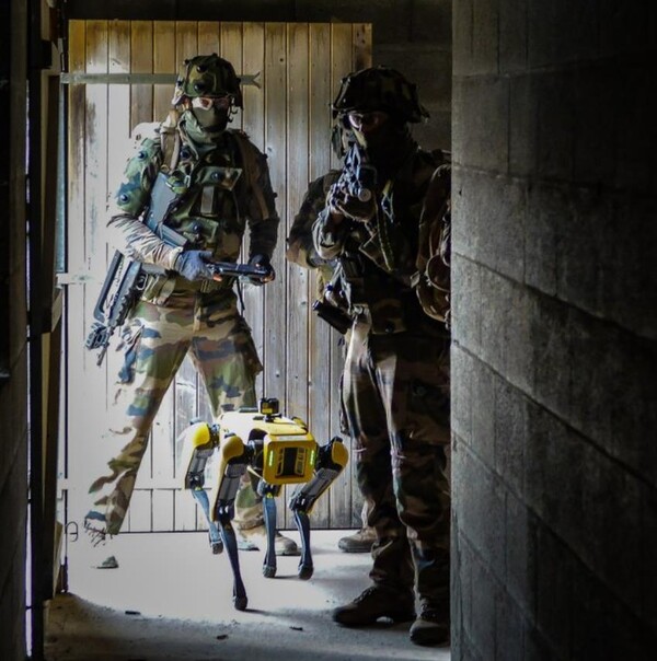 Spot 4족 보행 로봇과 EMIA 사관생도와의 훈련모습. (사진=Armee de Terre트윗)