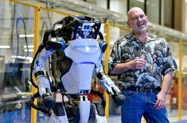 아틀라스 휴머노이드와 함께 서 있는 보스톤다이나믹스의 설립자 마크 라이버트. (사진=AP)