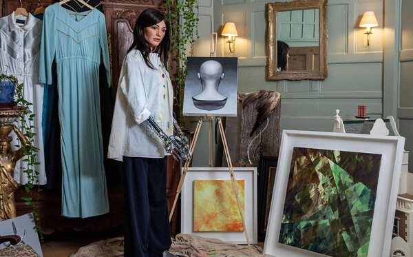 그림 그리는 휴먼노이드 로봇 Ai-da와 그림(사진=빅터 프랑코스 키)