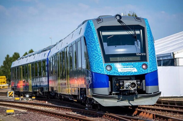 수소 동력 열차가 독일 브레머보에르데 역에서 운행 대기중이다. (사진=AP)