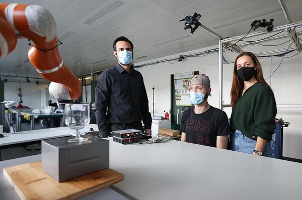 뇌 신호와 함께 사용되는 로봇 팔(사진= Alain Herzog 2021 EPFL)