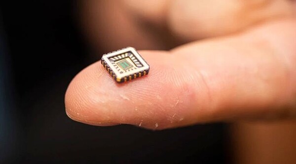 손가락 끝에 있는 보호 케이스에 있는 인공 뉴런 중 하나 (사진= University of Bath/PA)