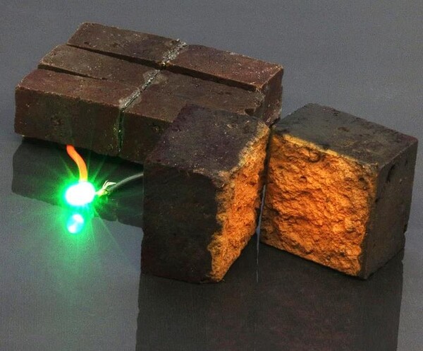 워싱턴대학연구원들은 건축 자재를 배터리처럼 에너지를 저장할 수 있는 "스마트 벽돌"을 개발했다.(사진=D'Arcy lab/세인트루이스의 워싱턴 대학)