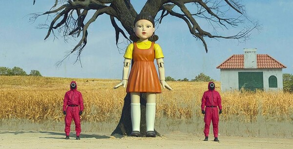 넷플릭스 오리지널 한국 드라마 〈오징어게임〉에 등장하는 술래 인형.(사진=넷플릭스)