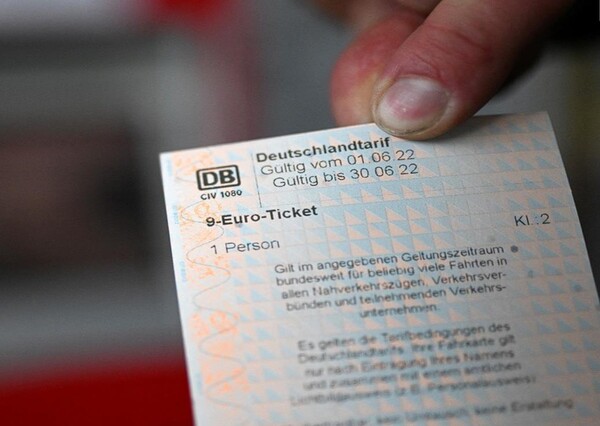 독일은 대중교통 무제한 사용이 가능한 월 9 유로의 저렴한 티켓을 발행 했더니, “자동차 약 38만8000대 연간 배출량” 탄소 절감을 했다고 밝혔다.(사진= AFP)