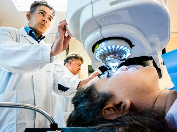 20명의 환자를 대상으로 한 소규모 임상 시험에서 생체 공학 각막은 시력을 개선하거나 회복시키는 데 도움이 되었다. (사진=Thor Balkhed / Linköping University )